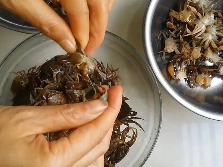 Mua cua đồng về chớ dại nấu luôn, ngâm ngay vào thứ nước này, giun sán trong cua bò ra hết tha hồ yên tâm nấu ăn