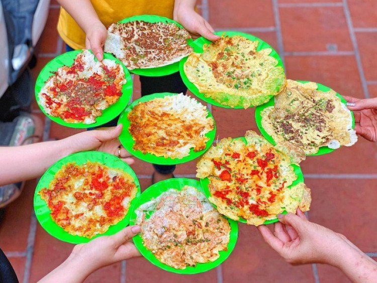 Món bánh đặc sản xứ Huế chế biến trong 30 giây, mỗi lần ăn chục cái mới “đã miệng”, chủ quán tính tiền theo đĩa
