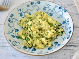 Ít ai biết lá này giàu dinh dưỡng hơn phần thân, đem xào với trứng vừa ngon lại đại bổ