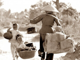 Nhà nghèo lại đông con, mẹ đành gửi bé út nhờ nuôi, 30 năm sau nghẹn ngào nói lời xin lỗi trong ngày hội ngộ