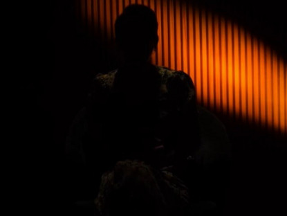 Vừa sinh con, bố chồng đưa 2 người lạ về nhà khiến con dâu uất nghẹn dẫn đến bị hậu sản