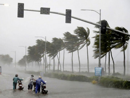 Tin tức 24h: Áp thấp nhiệt đới loanh quanh trên Biển Đông, Trung Bộ mưa lớn từ đêm nay