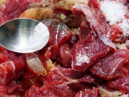 Ướp thịt bò chỉ cho muối là “hỏng bét”, cứ thêm 1 thìa này thịt sẽ mềm tan, mọng nước ăn lần nào đã miệng lần đó