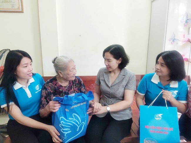 Phó Chủ tịch UB MTTQ Việt Nam thành phố Hà Nội, Chủ tịch Hội LHPN Hà Nội Lê Kim Anh: Đổi mới mạnh mẽ nội dung, phương thức hoạt động Hội, đội ngũ cán bộ Hội gương mẫu, tiên phong sáng tạo - 4