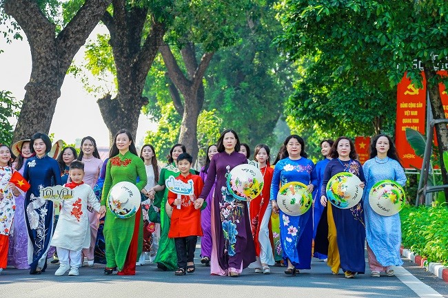 Phó Chủ tịch UB MTTQ Việt Nam thành phố Hà Nội, Chủ tịch Hội LHPN Hà Nội Lê Kim Anh: Đổi mới mạnh mẽ nội dung, phương thức hoạt động Hội, đội ngũ cán bộ Hội gương mẫu, tiên phong sáng tạo - 2