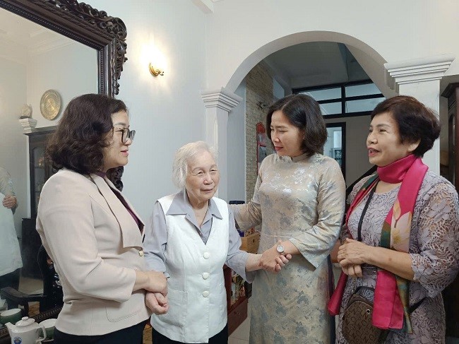 Phó Chủ tịch UB MTTQ Việt Nam thành phố Hà Nội, Chủ tịch Hội LHPN Hà Nội Lê Kim Anh: Đổi mới mạnh mẽ nội dung, phương thức hoạt động Hội, đội ngũ cán bộ Hội gương mẫu, tiên phong sáng tạo - 3