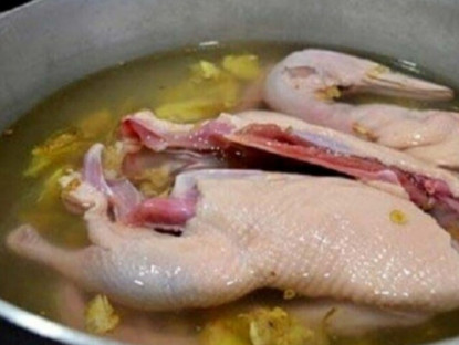 Luộc thịt vịt xong hay bị hôi, bếp trưởng tiết lộ: Thêm ngay quả này thịt thơm nức, làm xong ai cũng khen "quá chuyên nghiệp"