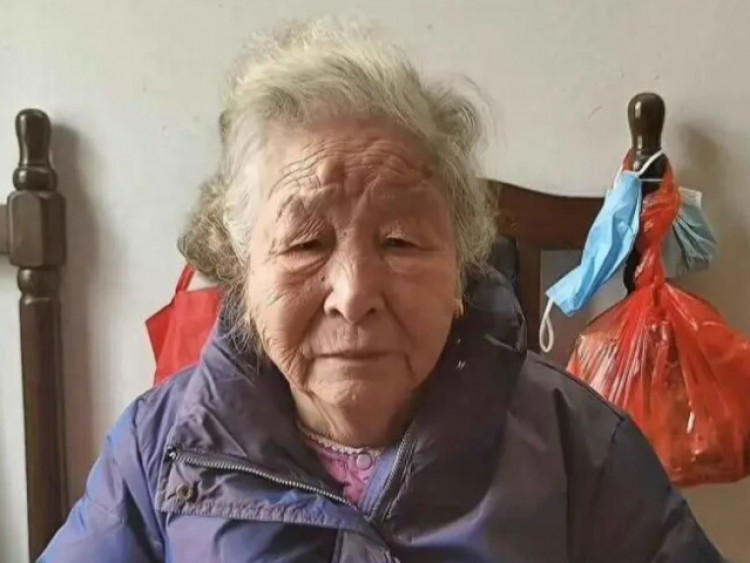 Đến viện dưỡng lão thăm chồng U100, con gái riêng của ông chỉ mặt mẹ kế hỏi một câu đắng lòng