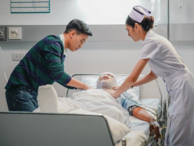 Vợ bị tai nạn, bố vợ nghèo đưa 500 triệu nhưng biết tiền đó từ đâu mà có, tôi sợ đến ngã quỵ