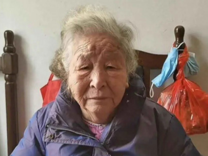 Đến viện dưỡng lão thăm chồng U100, con gái riêng của ông chỉ mặt mẹ kế hỏi một câu đắng lòng