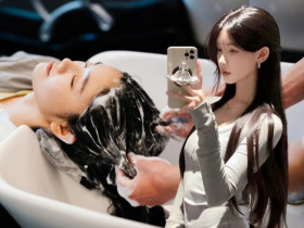 Không có tiền cấy tóc, chị em áp dụng kiểu gội đầu "sandwich" giúp tóc dày bồng bềnh, óng mượt như bước ra từ salon