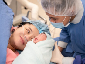 Thái Trinh sinh con đầu lòng sau 1 năm kết hôn, bật khóc nhìn "tiểu công chúa" nằm ngoan trong vòng tay bố