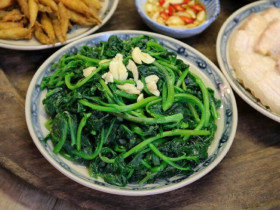 Lá này canxi gấp 2 lần sữa được ví là "thứ rau vua", Việt Nam bán đầy, nấu kiểu gì cũng ngon