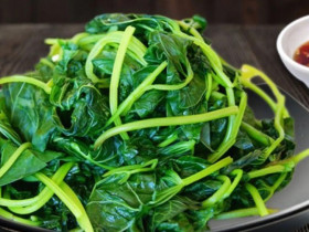 Rau luộc nước lạnh hay nước sôi tốt hơn, có nên cho muối để rau xanh? Đáp án đúng khiến nhiều người mừng thầm