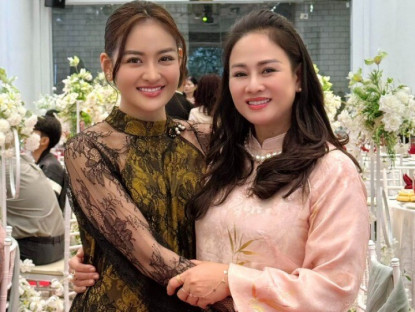 "Bạn gái Mạnh Trường" hiếm hoi khoe nhan sắc mẹ ruột trẻ đẹp như chị em sinh đôi khiến con gái cũng phải "xách dép"