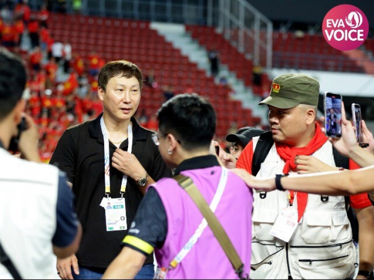 Giành huy chương Vàng SEA Games 33, HLV Kim Sang-sik lập kỷ lục "vô tiền khoáng hậu"