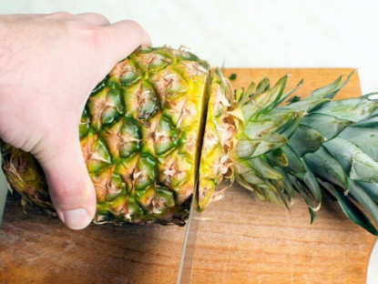 Dứa gọt xong cho vào ngâm cùng thứ này ăn không bị rát lưỡi lại còn ngọt thơm hơn rất nhiều