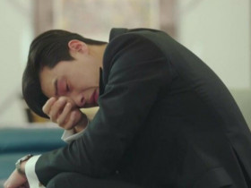 Ngày sinh nhật, cô vợ bị bỏng nửa mặt tặng một món quà, mở ra tôi quỳ xuống khóc nức nở