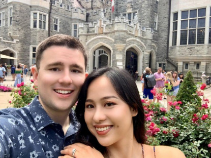 Phải lòng chàng sinh viên Mỹ, 9X vượt hàng nghìn cây số để yêu anh, được bạn trai dồn hết học bổng cầu hôn