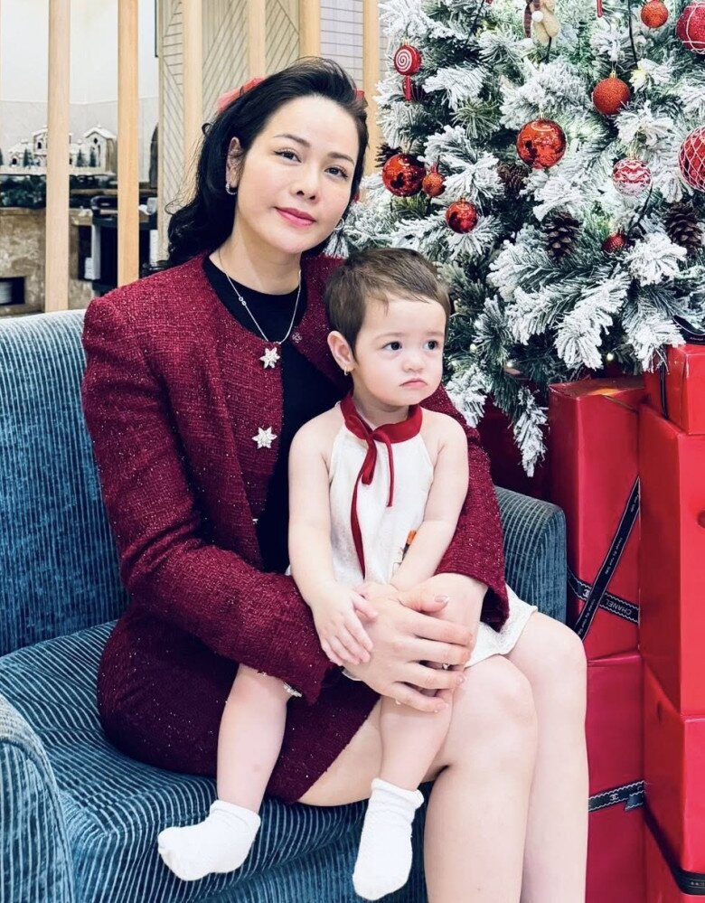 Con gái lai của Nhật Kim Anh đón Giáng sinh đầu tiên cùng anh trai chung nửa huyết thống, sở hữu mái tóc nâu cực Tây - 4