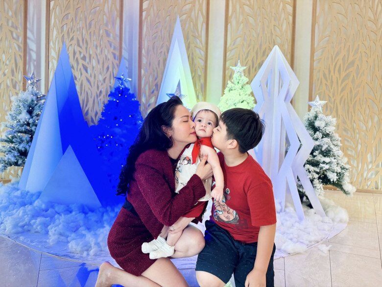 Con gái lai của Nhật Kim Anh đón Giáng sinh đầu tiên cùng anh trai chung nửa huyết thống, sở hữu mái tóc nâu cực Tây - 5