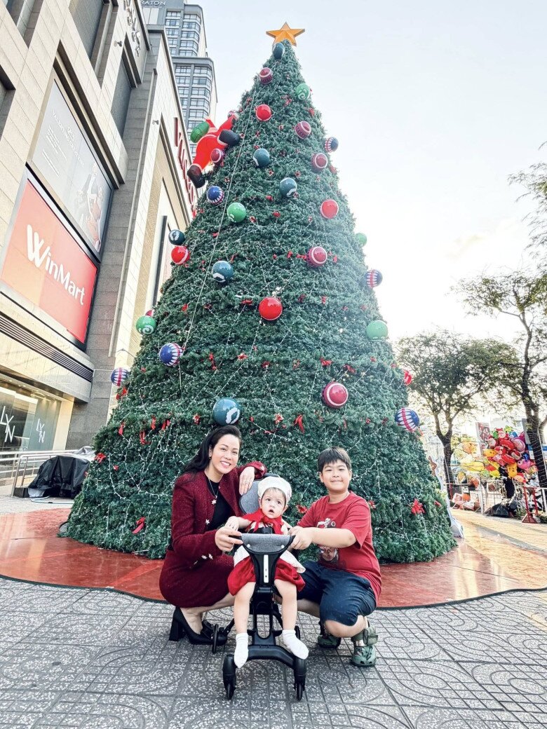 Con gái lai của Nhật Kim Anh đón Giáng sinh đầu tiên cùng anh trai chung nửa huyết thống, sở hữu mái tóc nâu cực Tây - 3
