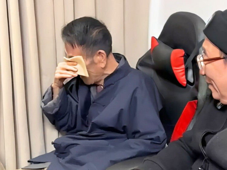 Cụ U80 lấy người giúp việc kém 43 tuổi, ngày vợ sinh, ông chết lặng trước sự thật về đứa bé