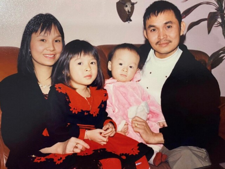 Con gái "hoa hậu phố cổ Hà Nội" dậy thì xinh hệt hồi bé, 29 tuổi rời Mỹ về Việt Nam lấy chồng sinh con giờ về dáng đẹp mê