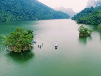 Hồ tự nhiên nào lớn nhất Việt Nam, mệnh danh là “viên ngọc xanh của núi rừng Đông Bắc”, gắn với sự tích nổi tiếng?