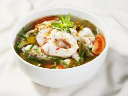 Nấu canh cá hay bị tanh, bếp trưởng tiết lộ: Chỉ cần làm theo bước này, canh lúc nào cũng thơm đến miếng cuối cùng