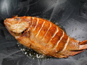 Cách rán cá ngoài giòn, trong mềm thịt ngọt không khô cứng lại chẳng bị nát