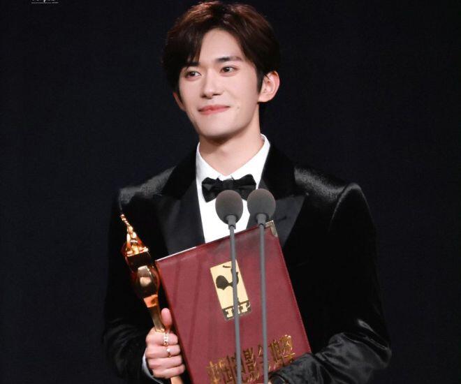 Dịch Dương Thiên Tỉ "lên ngôi" với vai bại não, trở thành Ảnh đế Kim Kê trẻ tuổi nhất lịch sử - 1