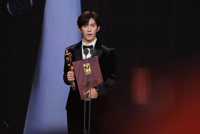 Dịch Dương Thiên Tỉ "lên ngôi" với vai bại não, trở thành Ảnh đế Kim Kê trẻ tuổi nhất lịch sử - 2