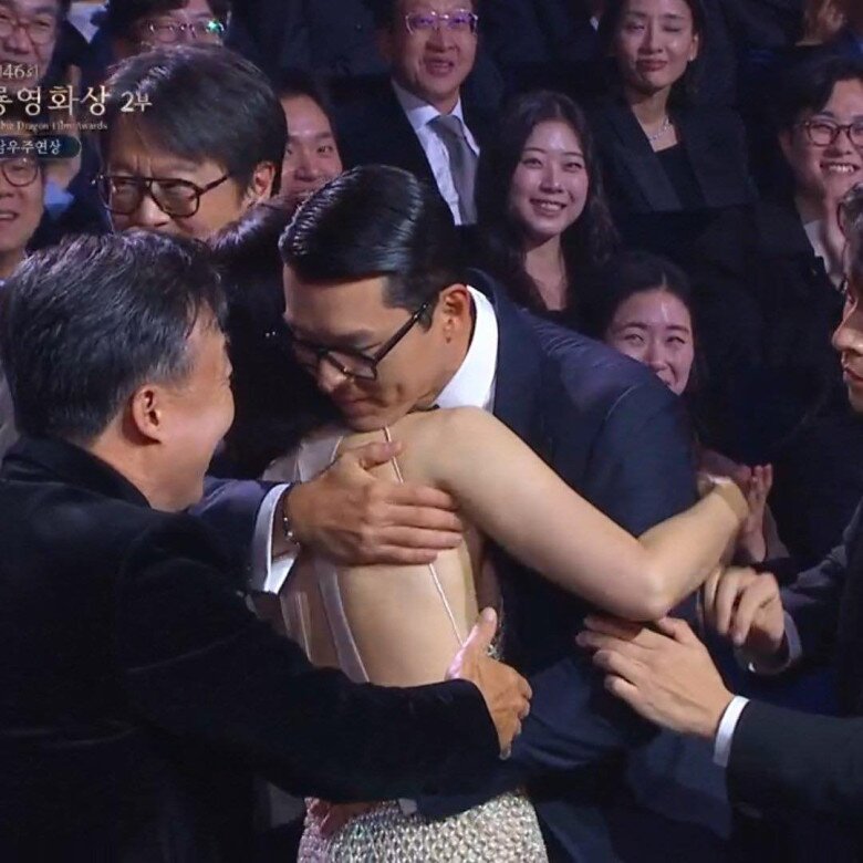 Vợ chồng Hyun Bin - Son Ye Jin cùng nhau "xưng đế, phong hậu" tại Rồng Xanh 2025 nhưng không ai chịu nhường cúp - 4