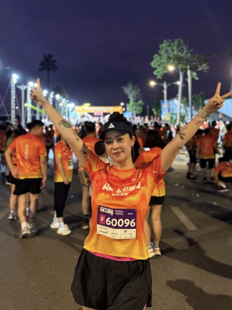 Mỹ nhân có cảnh &#34;vuốt má&#34; Hà Việt Dũng trong Cách Em 1 Milimet: Nhan sắc U40 bị thời gian bỏ quên - 10