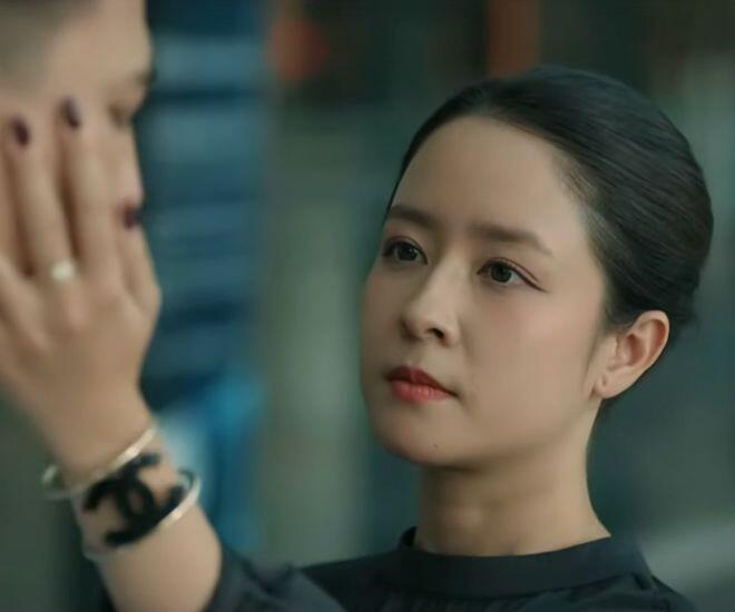 Mỹ nhân có cảnh &#34;vuốt má&#34; Hà Việt Dũng trong Cách Em 1 Milimet: Nhan sắc U40 bị thời gian bỏ quên - 1