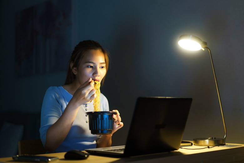 3 thói quen ăn uống hay gặp ở giới trẻ khiến bệnh tật thường “tìm tới”, ai đang mắc phải cần bỏ ngay - 3