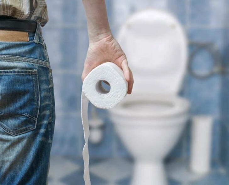 3 thói quen lúc đi vệ sinh dễ khiến bạn nhiễm bệnh, điều số một giới trẻ mắc phải rất nhiều - 1