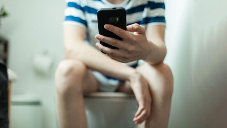 3 thói quen lúc đi vệ sinh dễ khiến bạn nhiễm bệnh, điều số một giới trẻ mắc phải rất nhiều - 2