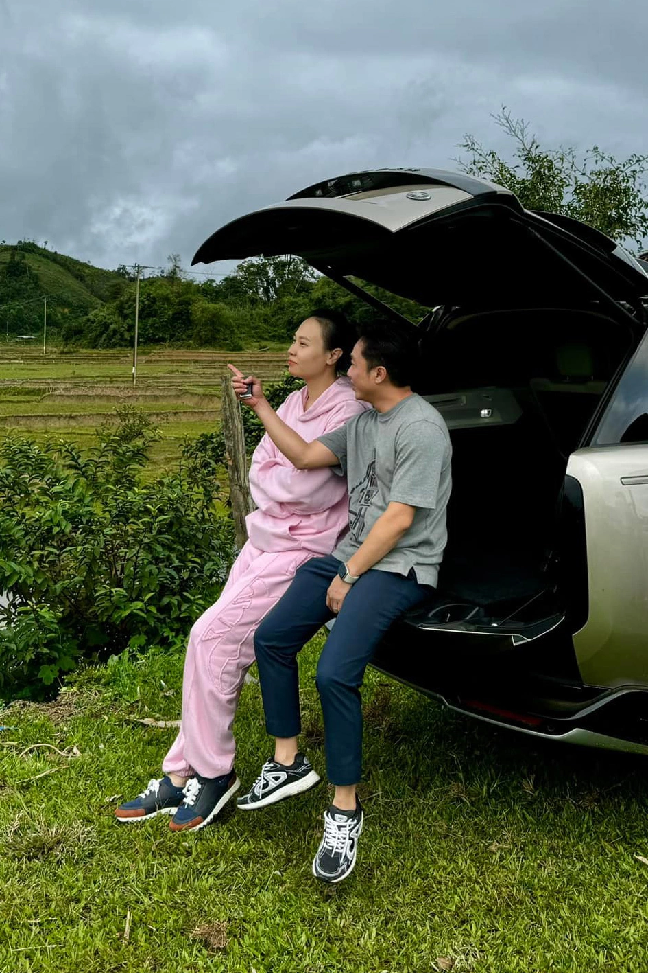 3 nàng dâu hào môn khéo chọn giày khi sánh đôi bên chồng, một mỹ nhân đi dép lê mà được khen hết lời - 22