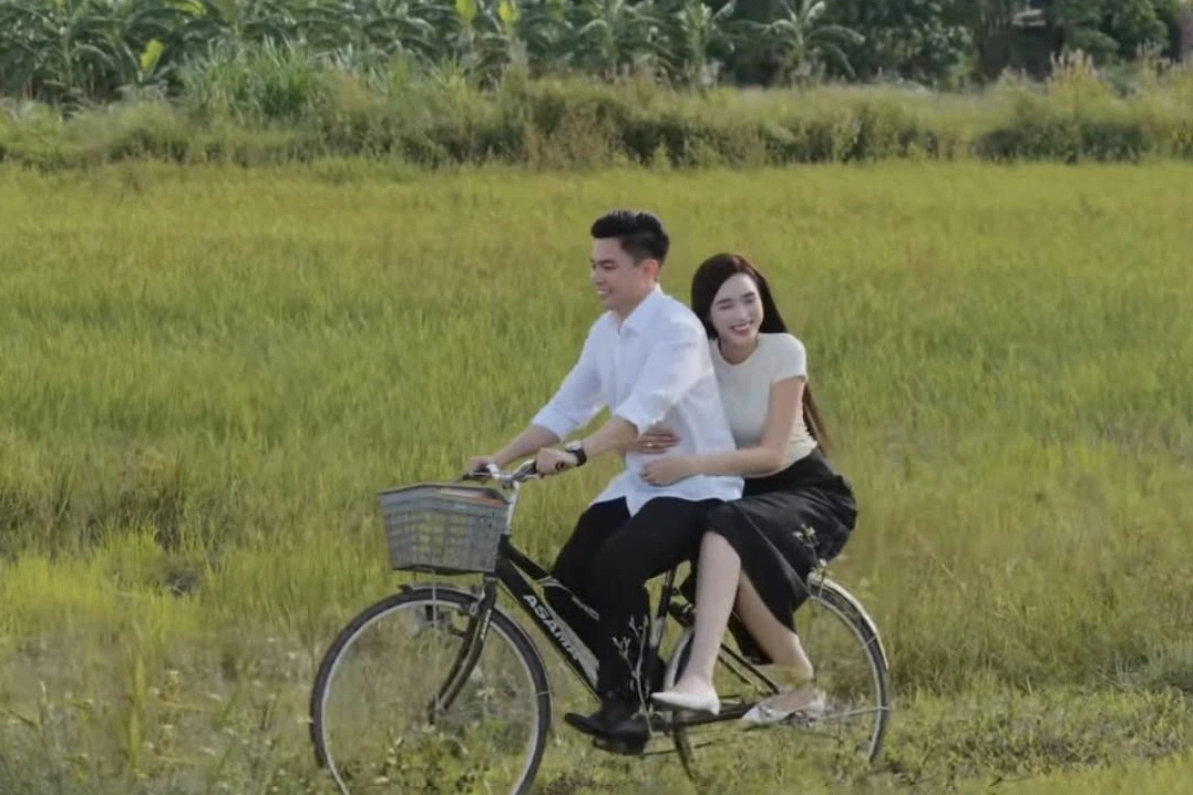 3 nàng dâu hào môn khéo chọn giày khi sánh đôi bên chồng, một mỹ nhân đi dép lê mà được khen hết lời - 4