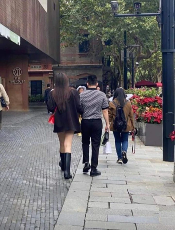 3 nàng dâu hào môn khéo chọn giày khi sánh đôi bên chồng, một mỹ nhân đi dép lê mà được khen hết lời - 6