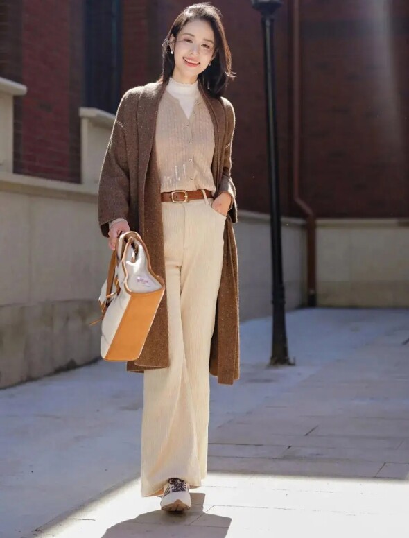 5 combo màu sắc “thần thánh” mùa thu đông giúp chị em 40+ trông trẻ trung như đôi mươi - 4