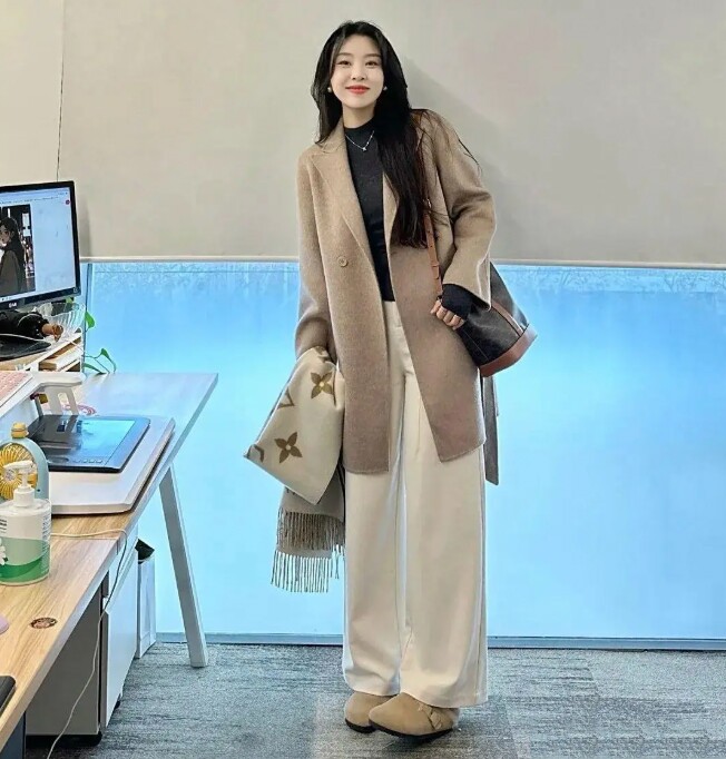 5 combo màu sắc “thần thánh” mùa thu đông giúp chị em 40+ trông trẻ trung như đôi mươi - 7