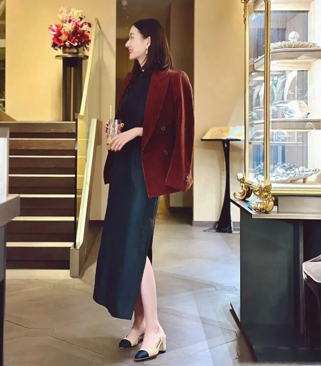 5 combo màu sắc “thần thánh” mùa thu đông giúp chị em 40+ trông trẻ trung như đôi mươi - 9