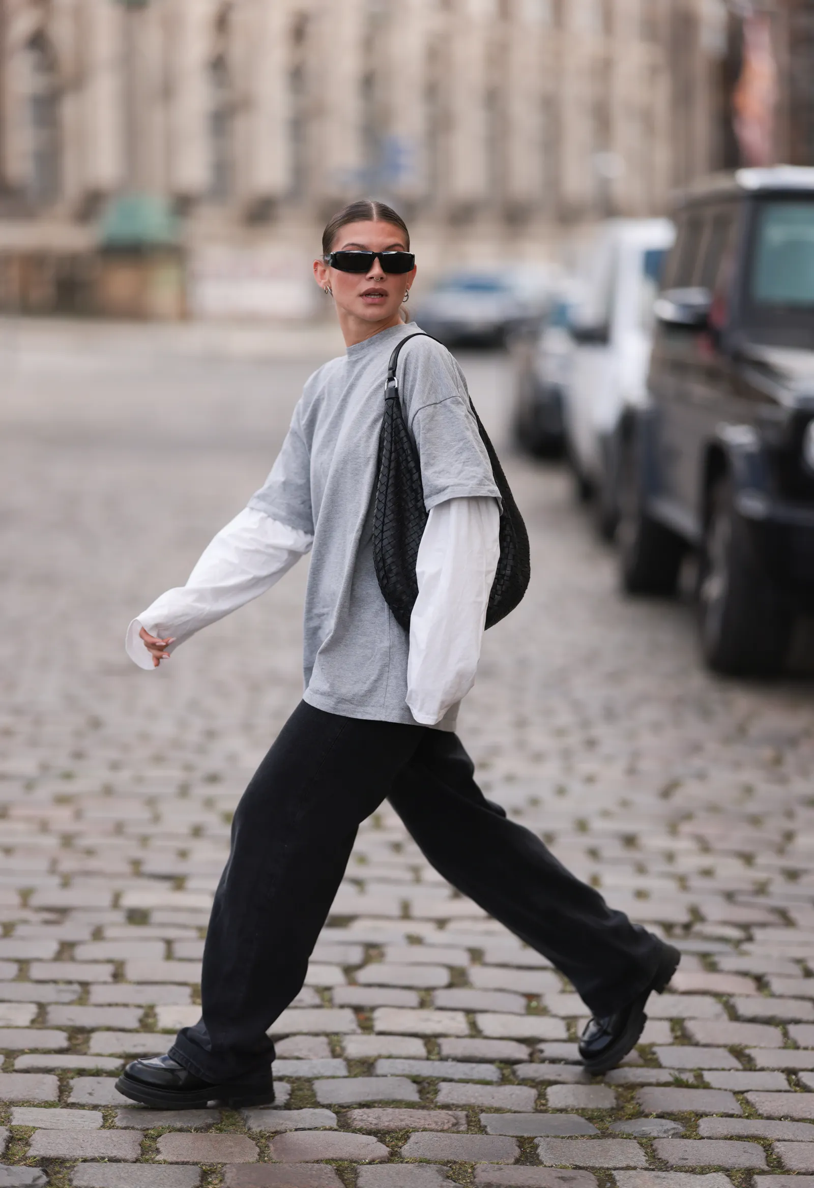 5 món đồ mùa đông hội sành thời trang luôn kết hợp với áo trắng dài tay, mặc đẹp chưa bao giờ đơn giản đến thế - 1