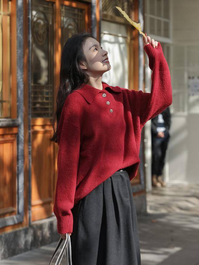 Không phải đen trắng hay xám, đây là 5 màu áo len đẹp nên sắm mùa Thu Đông, vừa trẻ trung lại không kén da - 10