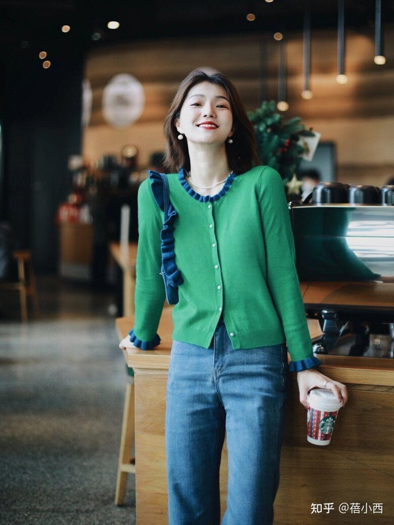 Không phải đen trắng hay xám, đây là 5 màu áo len đẹp nên sắm mùa Thu Đông, vừa trẻ trung lại không kén da - 6