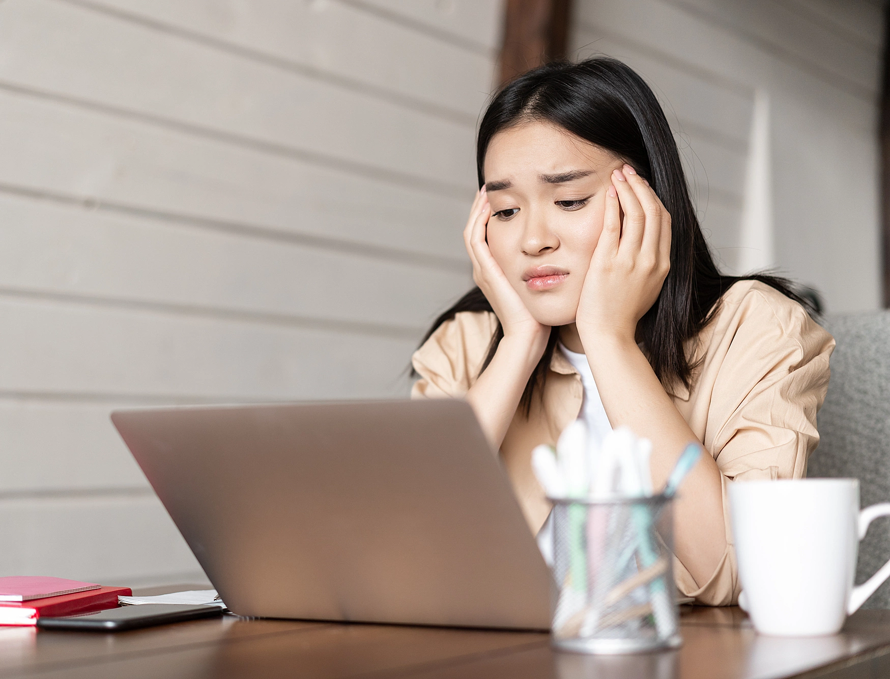 7 thói quen khiến da “rút cạn” nước, lỗ chân lông mở toang hoác, bác sĩ da liễu tiết lộ 3 vũ khí cấp ẩm tốt nhất - 2