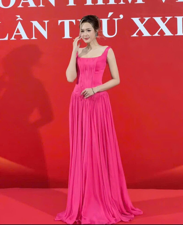 Bạn thân Trấn Thành thắng đời 1-0 khi cưới cô vợ kém 12 tuổi đẹp "chấp" cả hoa hậu, cân cả kiểu đầm kén người mặc - 1